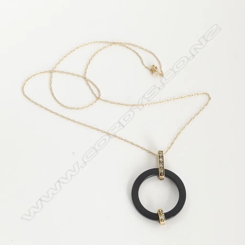 14KT ONYX PENDANT ON CHAIN Image 1++
