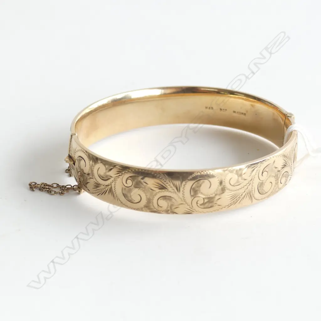 9CT GOLD  ON METAL CORE ENGRAVED HINGED BANGLE 22.6GMS Image 1++