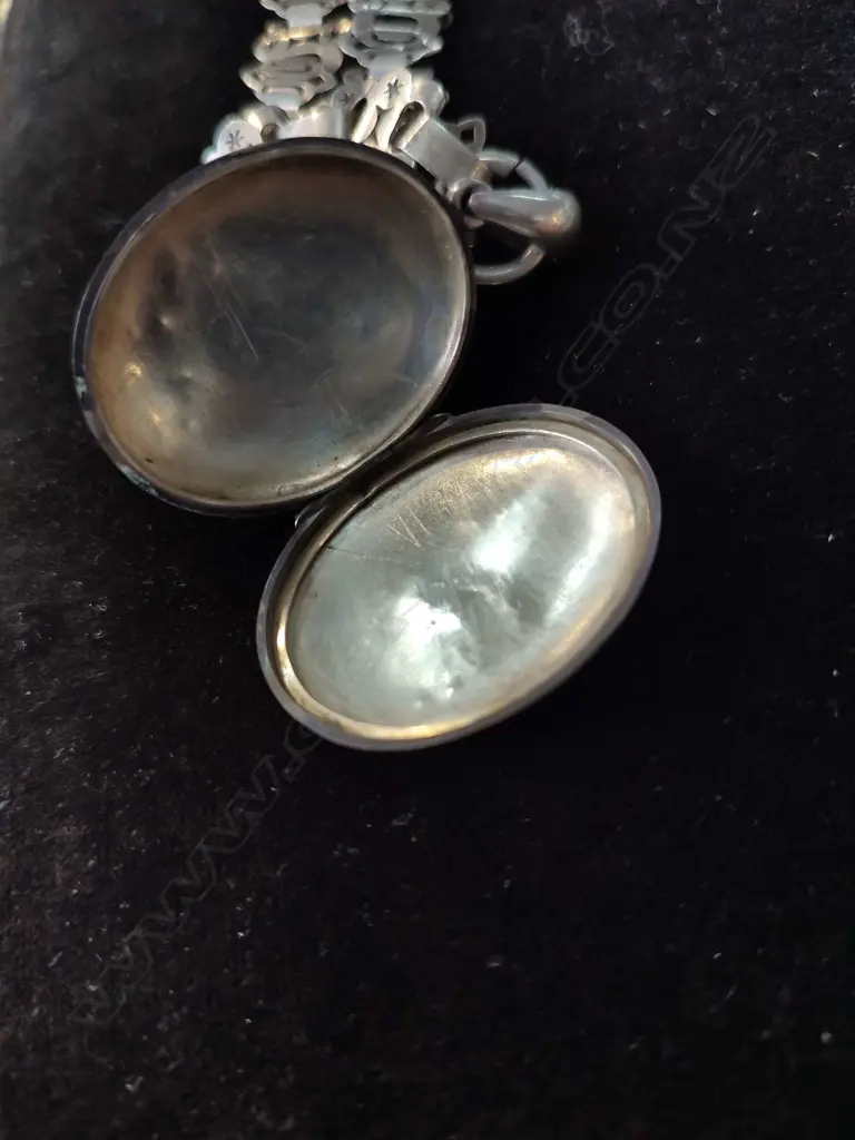 STERLING SILVER LOCKET + CHAIN Image 1++