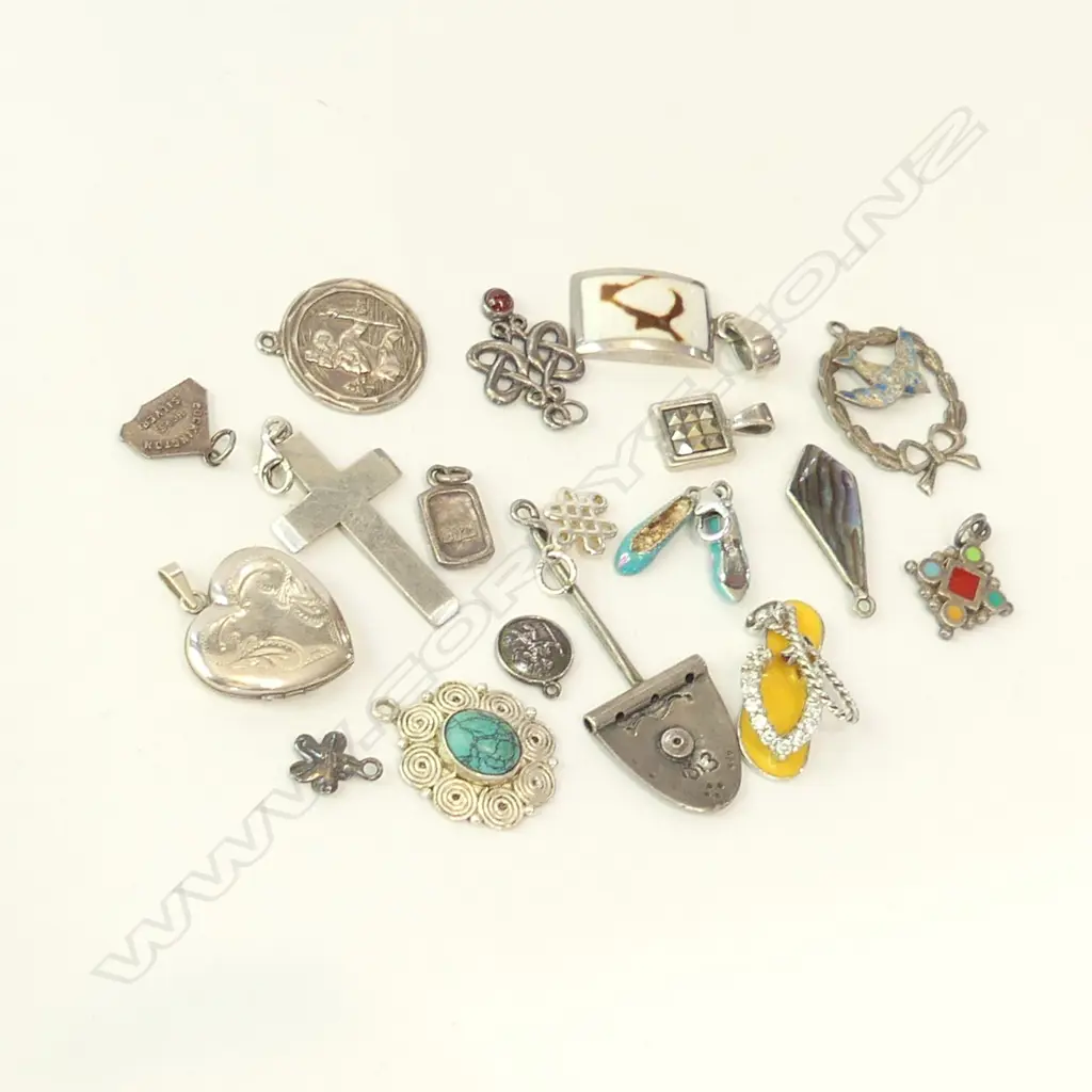 19 ASST STG SILVER PENDANTS & CHARMS 43GMS Image 1++