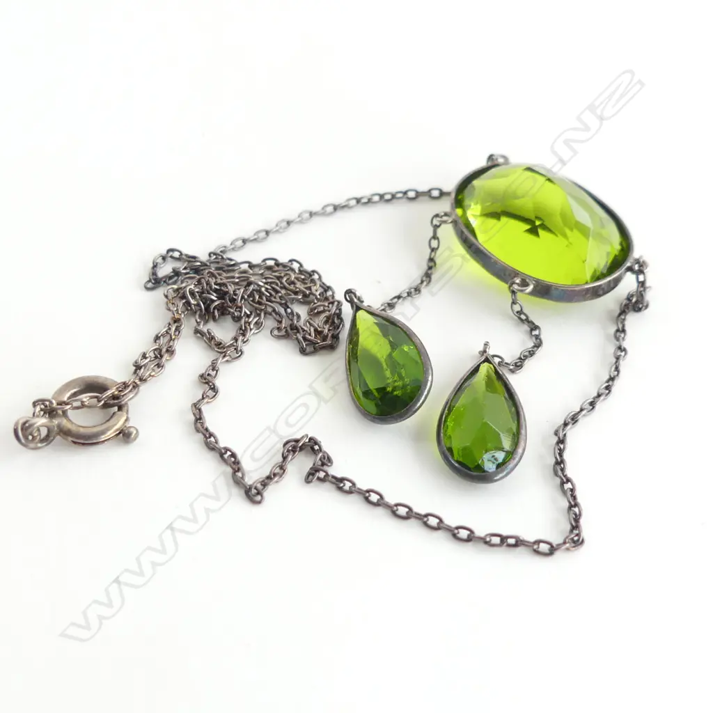 3 STONE GREEN GLASS NECKLACE Image 1++