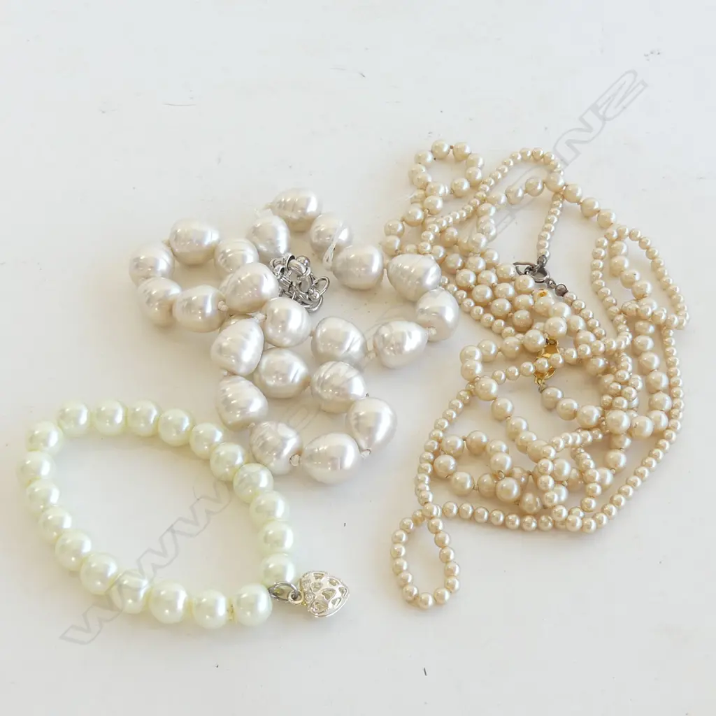 1 FAUX FRESHWATER PEARL NECKLACE & 2 CULTURED PEARL NECKLACES + BRACELET WITH HEART Image 1++