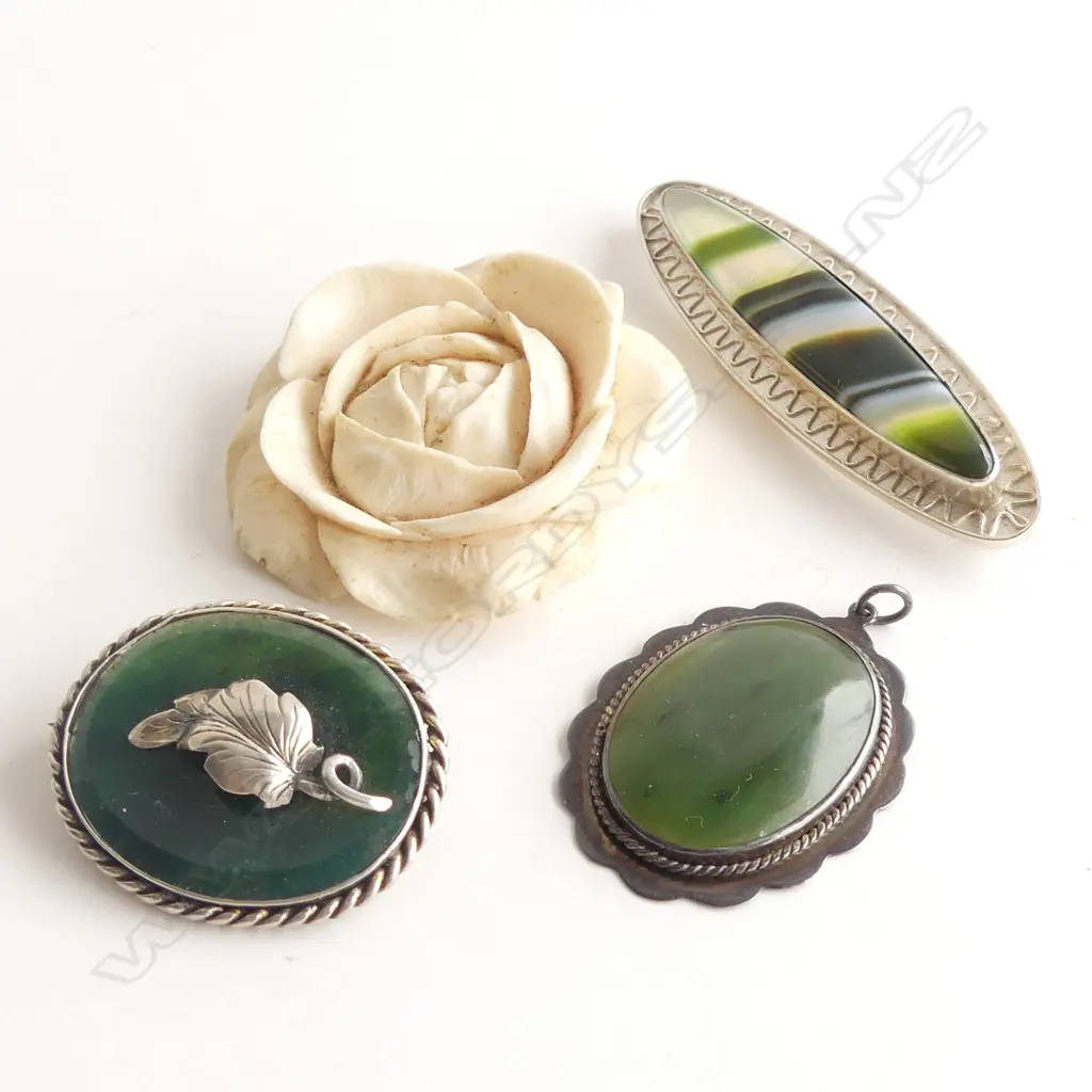 3 BROOCHES; GREENSONE / AGATE / IVORY ROSE + GREENSTONE PENDANT Image 1++