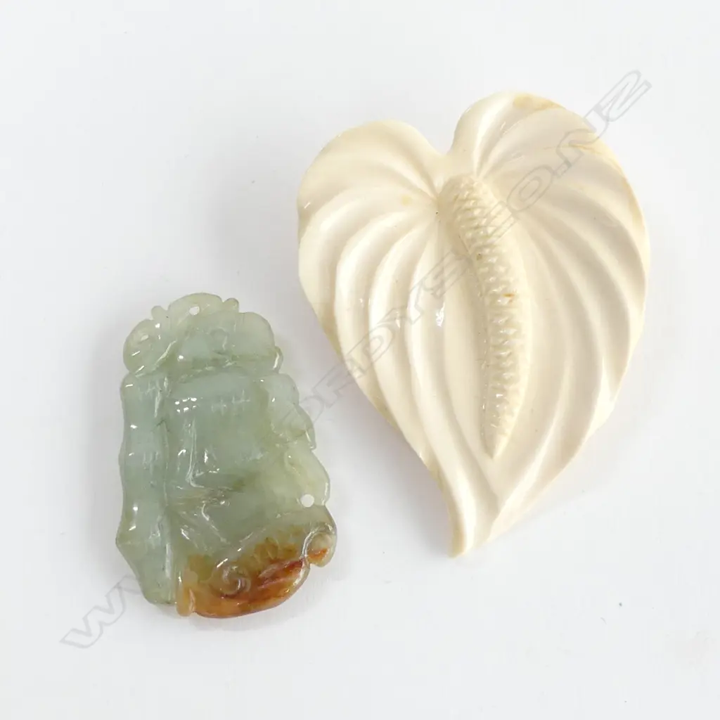 IVORY CARVED LEAF & FLOWER BROOCH & CARVED JADE PENDANT Image 1++