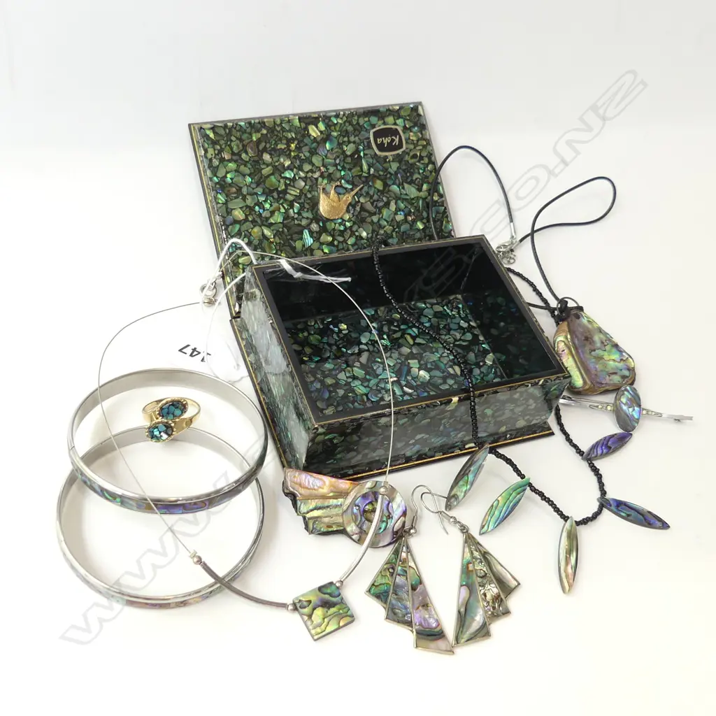 KIWIANA PAUA BOX + PAUA JEWELLERY; BANGLES, BROOCHES, EARRINGS ETC.. Image 1++