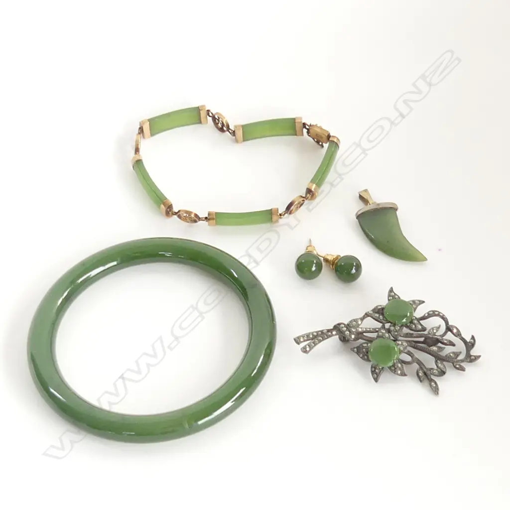 5 PCES JADE JEWELLERY; BANGLE, 10K ORIENTAL BRACELET, BROOCH, PENDANT & BROOCH Image 1++