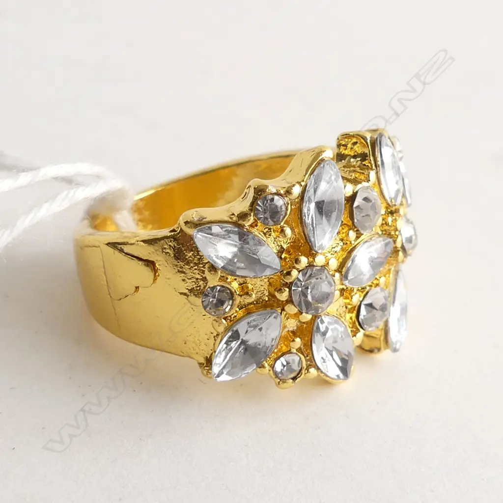 LARGE FAUX DIAMOND CLUSTER RING Image 1++
