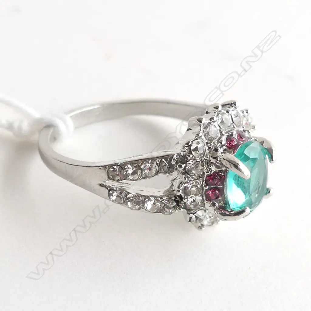 FAUX EMERALD CLUSTER RING Image 1++