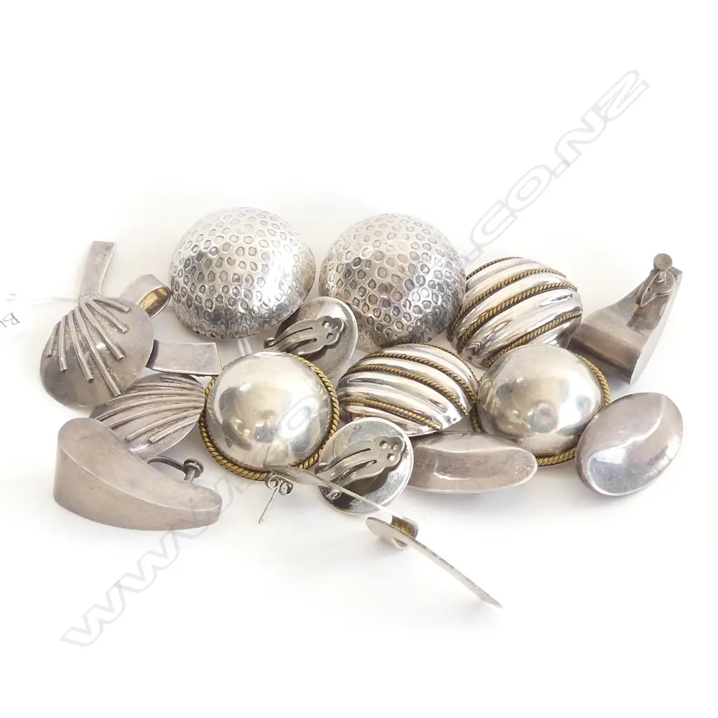 8 PRS MEXICAN SILVER EARRINGS; 4x DOMES (CLIPS) ETC, 142 GRAMS Image 1++