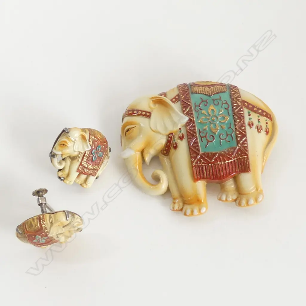 FUKAGAWA PORCELAIN (JAPAN TOSHKANE) ELEPHANT BROOCH AND EARRINGS (SCREW FITTINGS SILER BACK) ORIGINAL BOX Image 1++