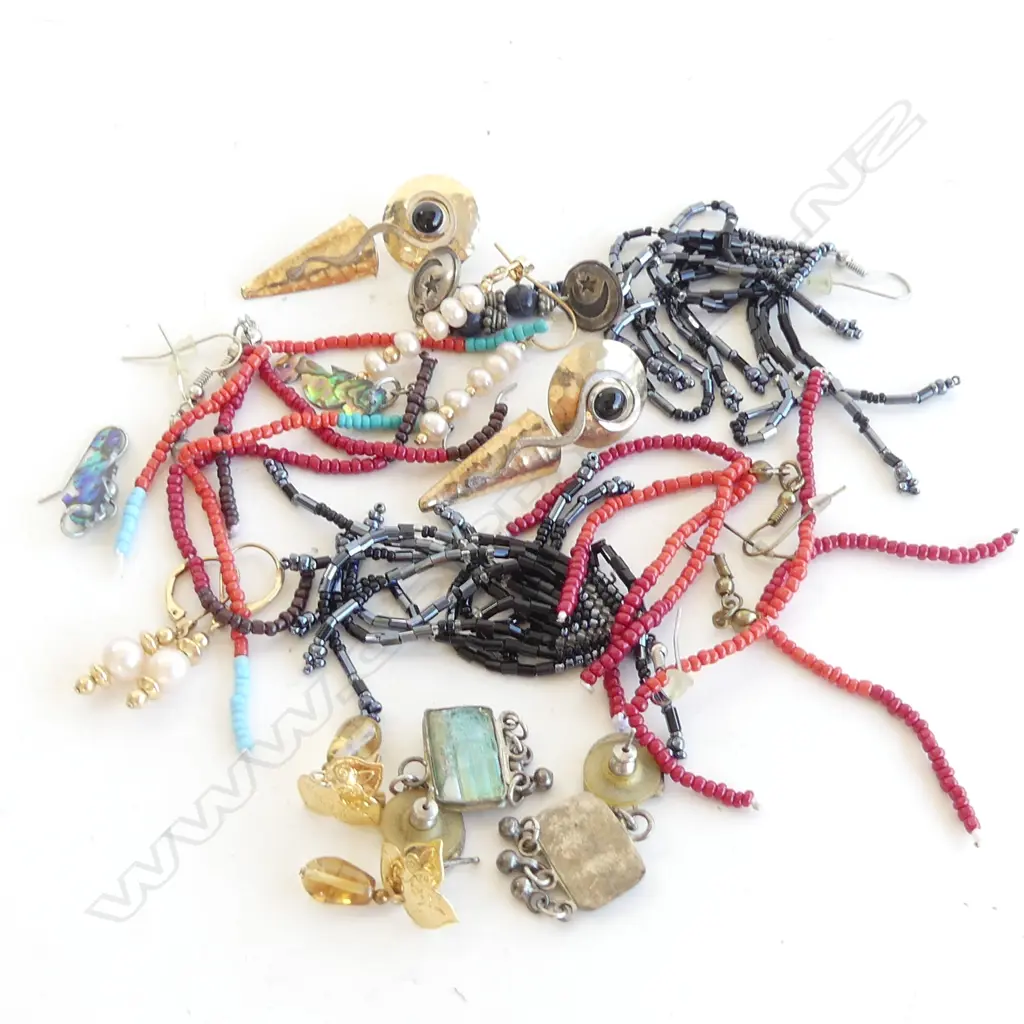 10 PAIRS ASST COSTUME JEWELLERY EARRINGS Image 1++
