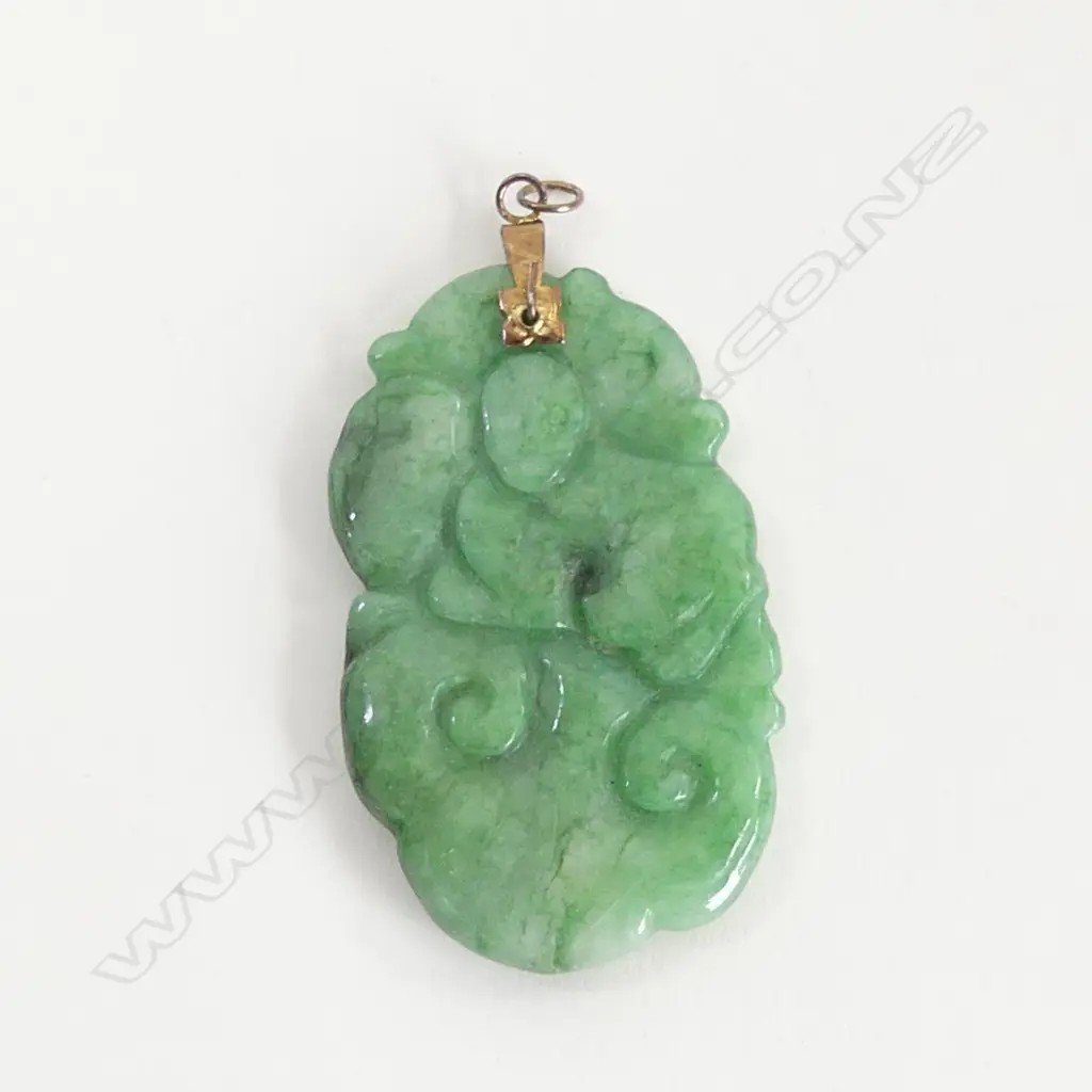 CARVED CHINESE GREEN JADEITE PENDANT Image 1++