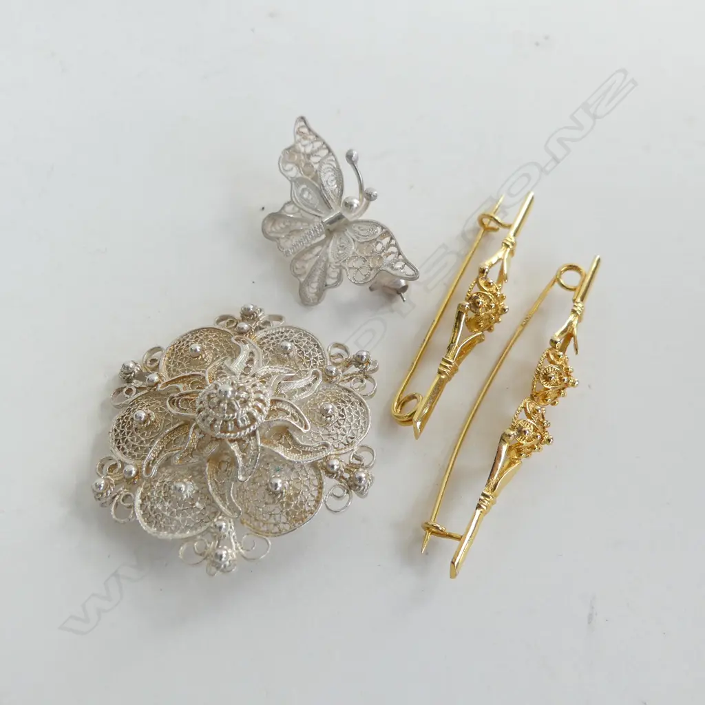 4 FILIGREE BROOCHES; 2 14ct GOLD 4.9 GRAMS & 2 SILVER METAL Image 1++