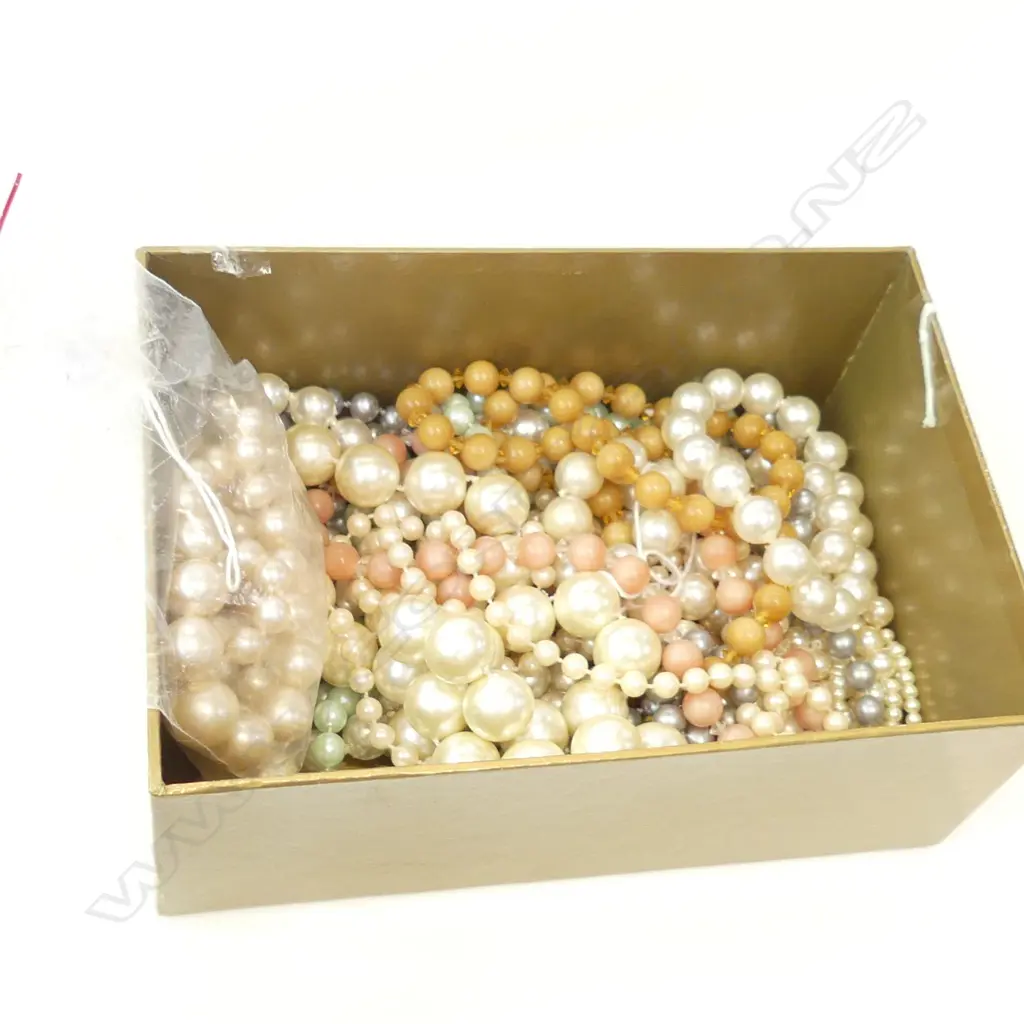 BOX LOT ASST FAUX PEARL NECKLACES & BRACELETS Image 1++