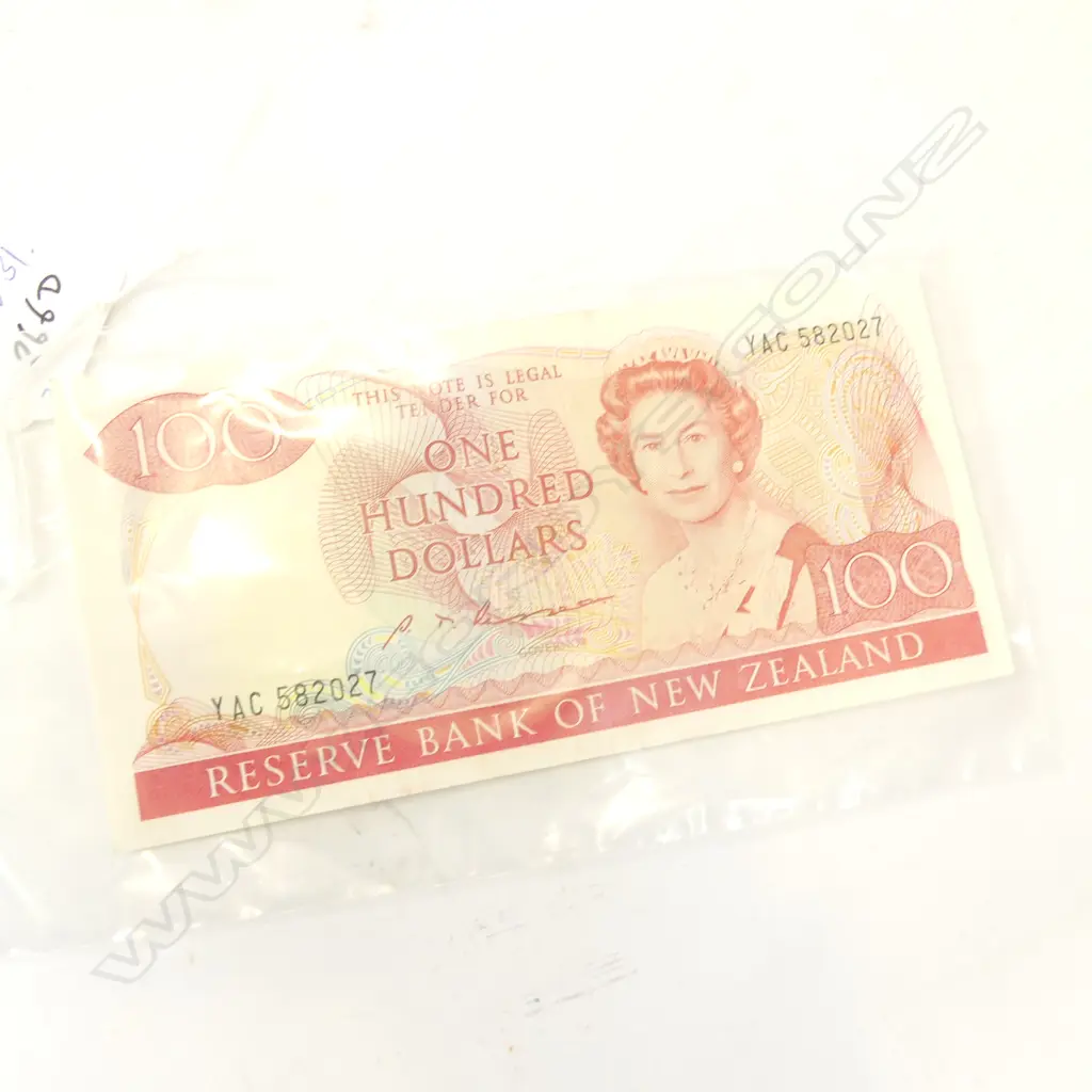 3 NZ $100 BANKNOTES. RUSSELL. YAC582026.YAC582027.YAC921313 Image 1++