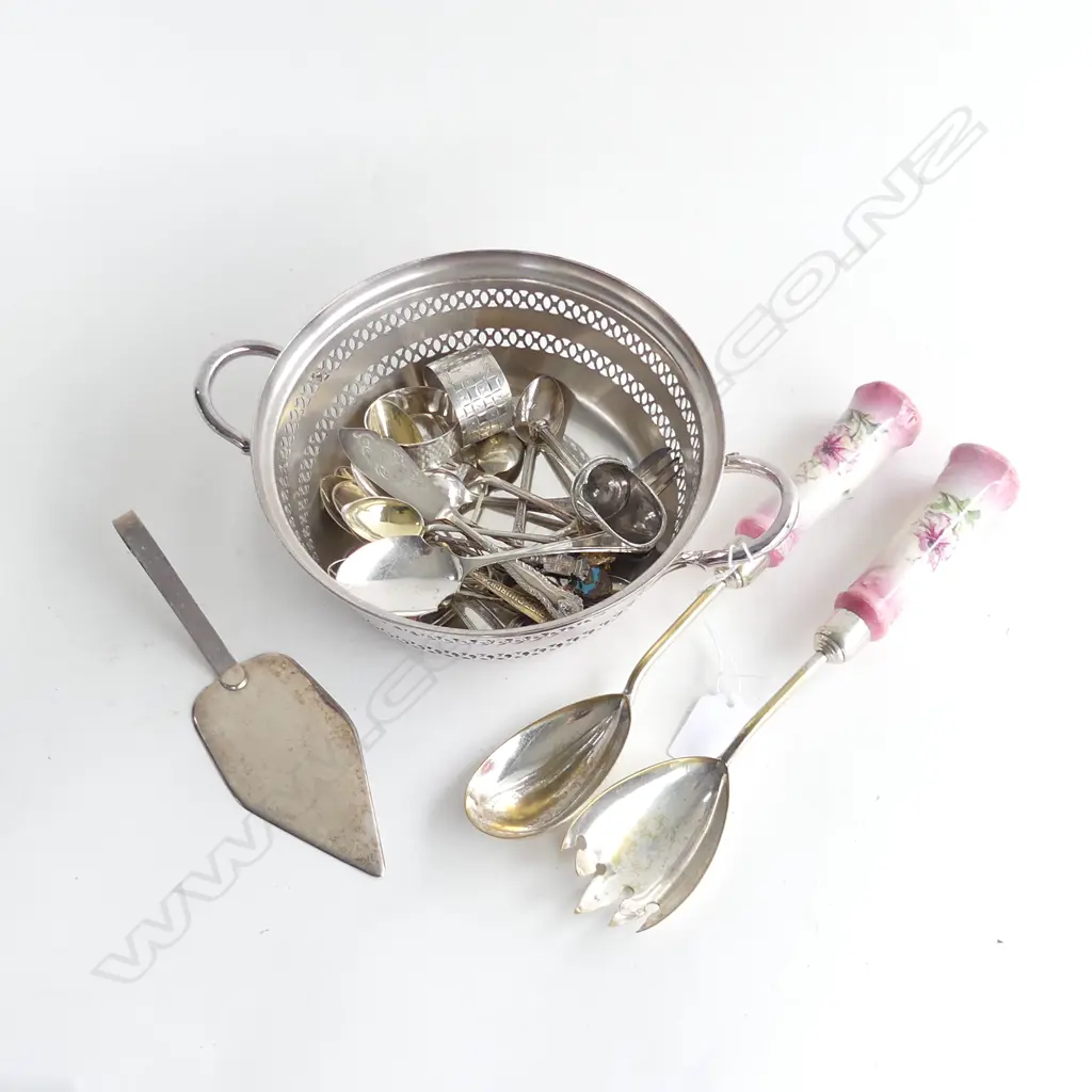LATTICE SILVER PLATE STRAINER  (DIA 185MM) + ASST CUTLERY INCL PORCELAIN HANDLE SERVERS ETC. Image 1++
