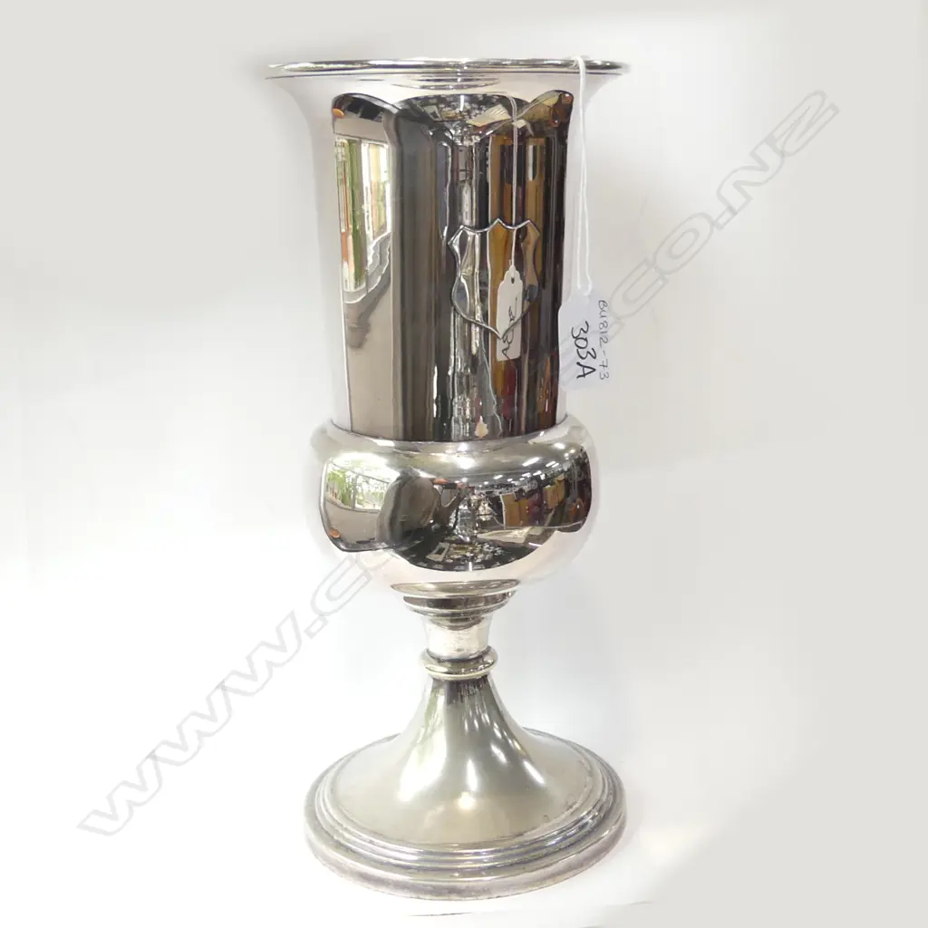 LG HEAVY SILVER PLATE URN VASE WITH ENGRAVING MEDALLION  H. 305MM Image 1++