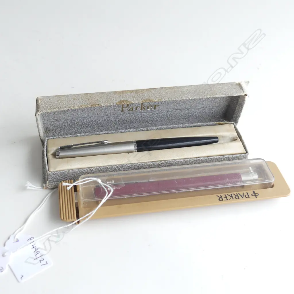 2 CASED PARKER PENS Image 1++