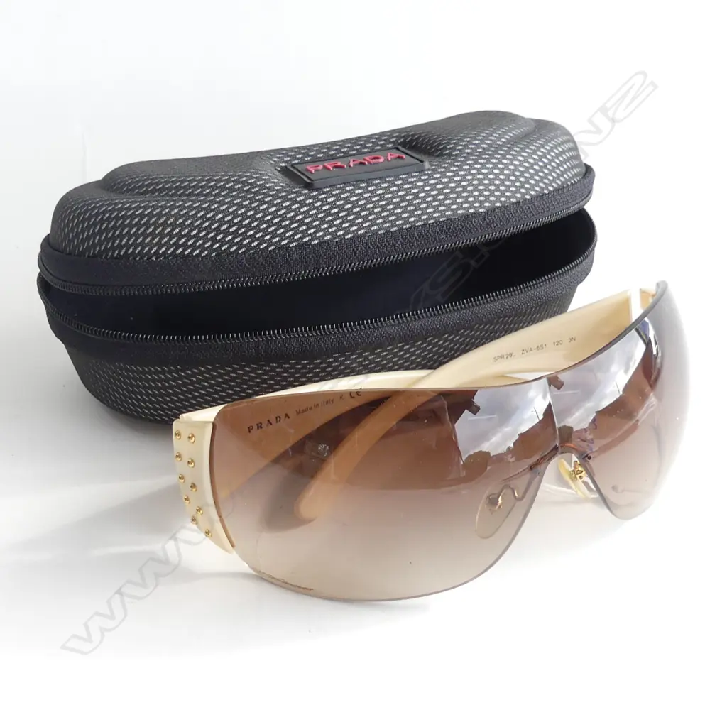 PR PRADA SUNGLASSES IN CASE Image 1++