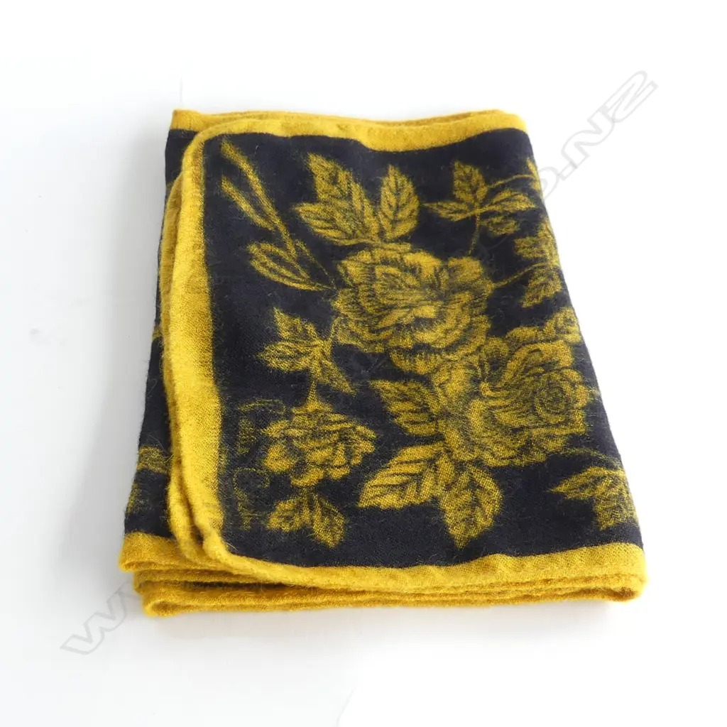 GENUINE VINTAGE PIERRE CARDIN SCARF Image 1++