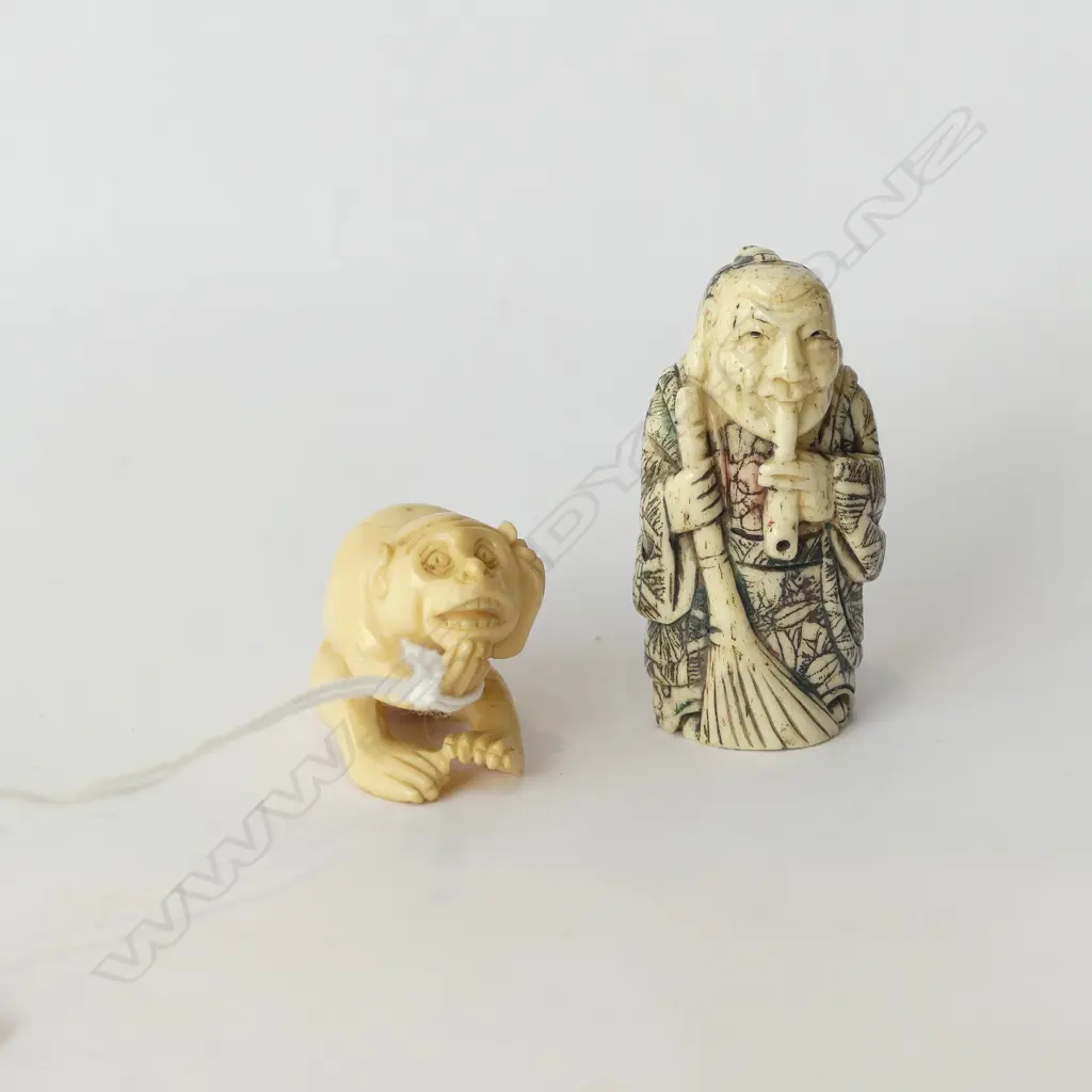 2 NETSUKE; MONKEY & MAN w. PIPE & BROOM H.50mm Image 1++