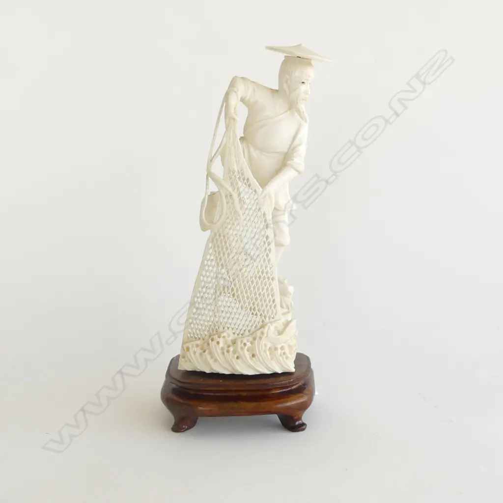A Chinese carved ivory figure, Image 1++