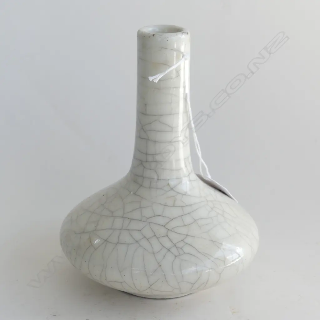 MING STYLE WHITE CRACKLE VASE H.140mm Image 1++