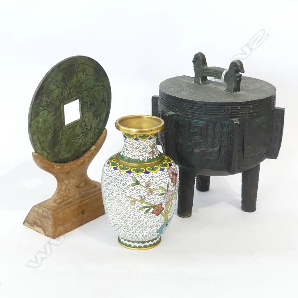 3 ORIENTAL PCES; CLOISONNE VASE H.130mm, BRONZED DISK ON STAND, ARCHAIC STYLE LIDDED CONTAINER Image 1++