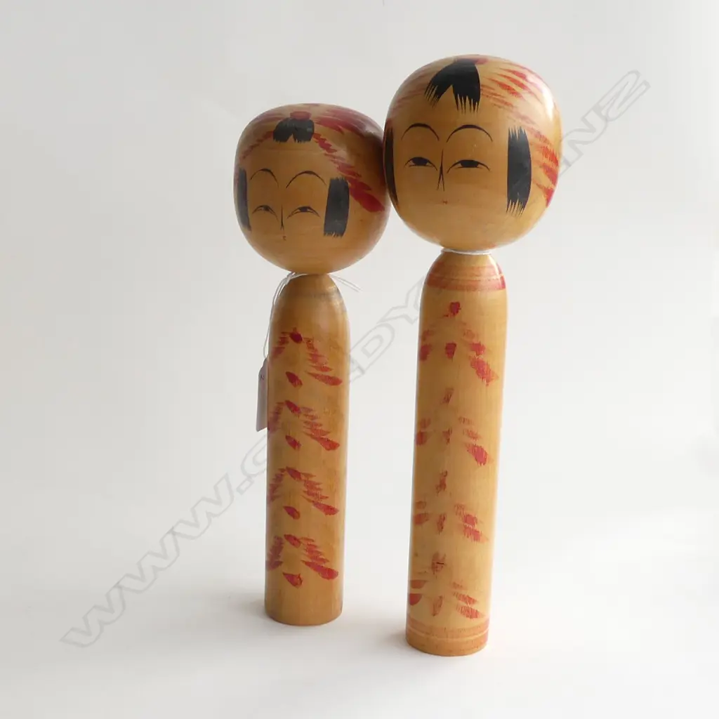 TWO JAPANESE KOKESHI WOODEN DOLLS - SIGNED H. 245 & 260MM Image 1++