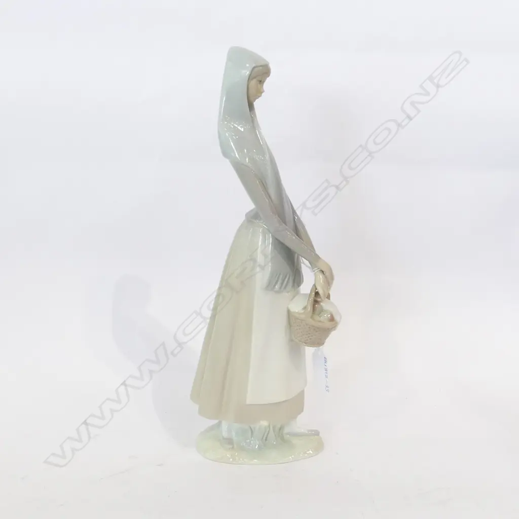 TALL LLADRO LADY FIGURINE H. 330MM Image 1++