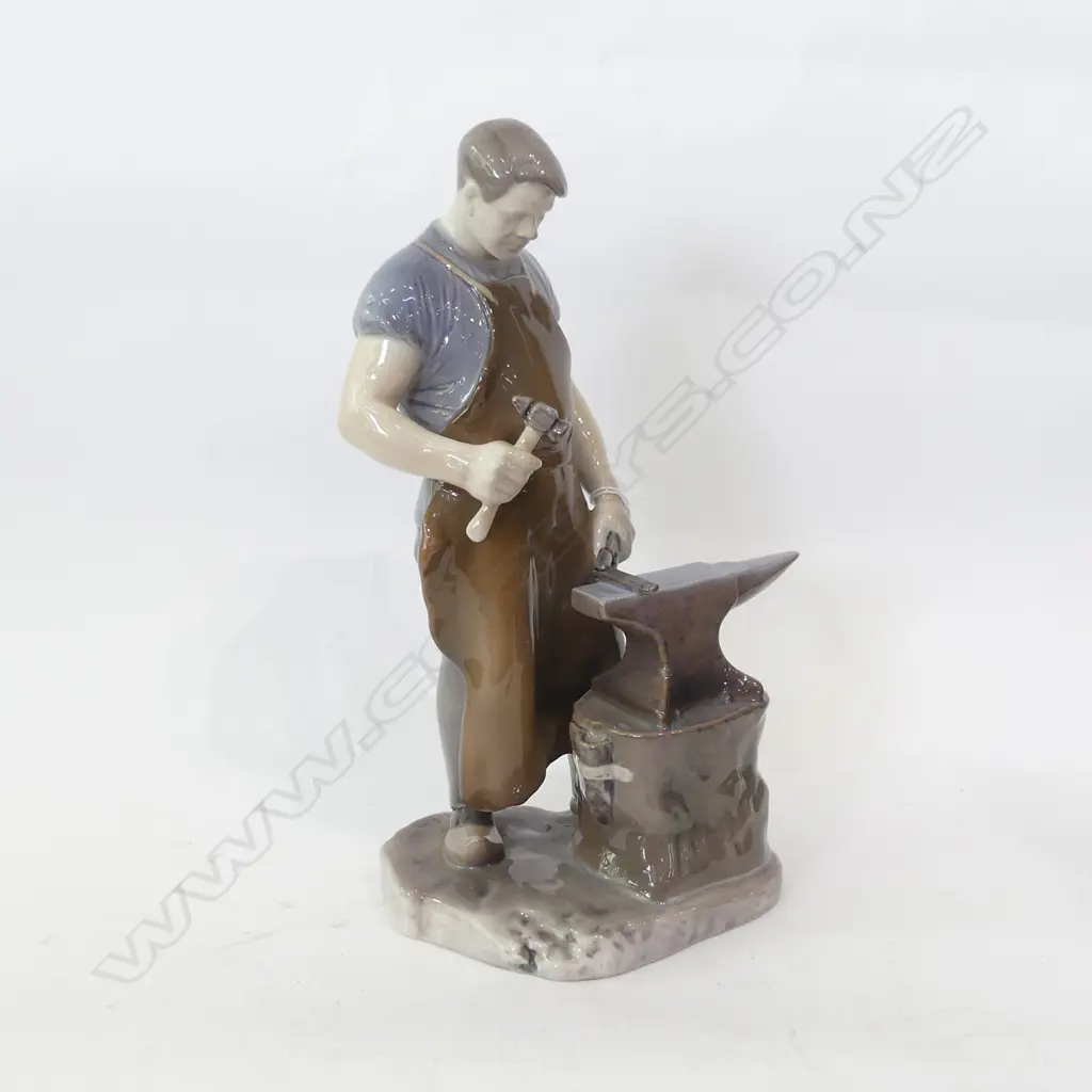 LG BING & GRONDAHL BLACKSMITH FIGURINE H. 300MM Image 1++