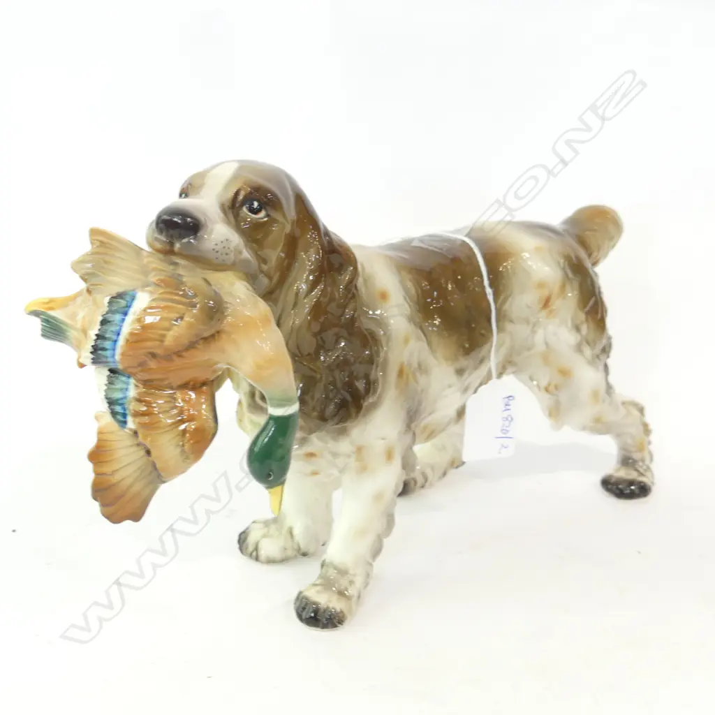 CERAMIC HUNTING DOG w. DUCK IN MOUTH L.300mm Image 1++