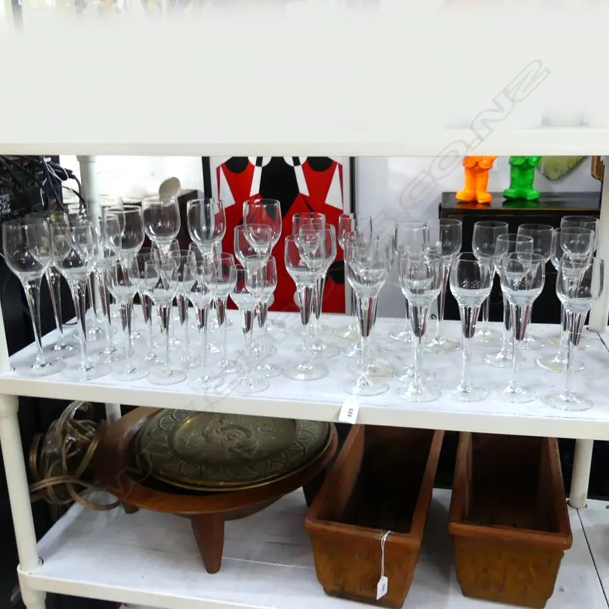 50 (APPROX.) WINE GLASSES Image 1++