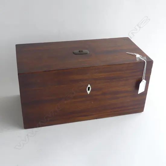 LATE GEORGIAN MAHOG 2 CANNISTER TEA CADDY w GLASS MIXING BOWL. 310 X 150 X 150mm