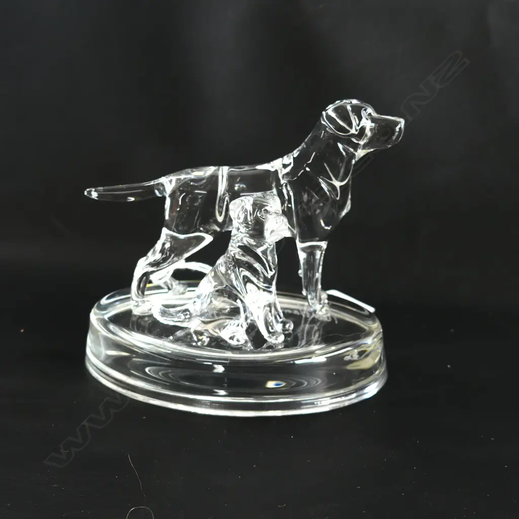 LABRADOR & PUP GLASS STATUETTE - SIGNED & DATED 'NEIL HARRIS 2016' L 100MM Image 1++
