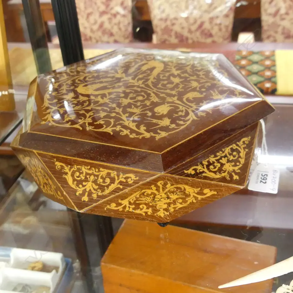 ITALIAN WOODE MARQUETRY MUSICAL JEWELLERY BOX  DIA 240MM Image 1++