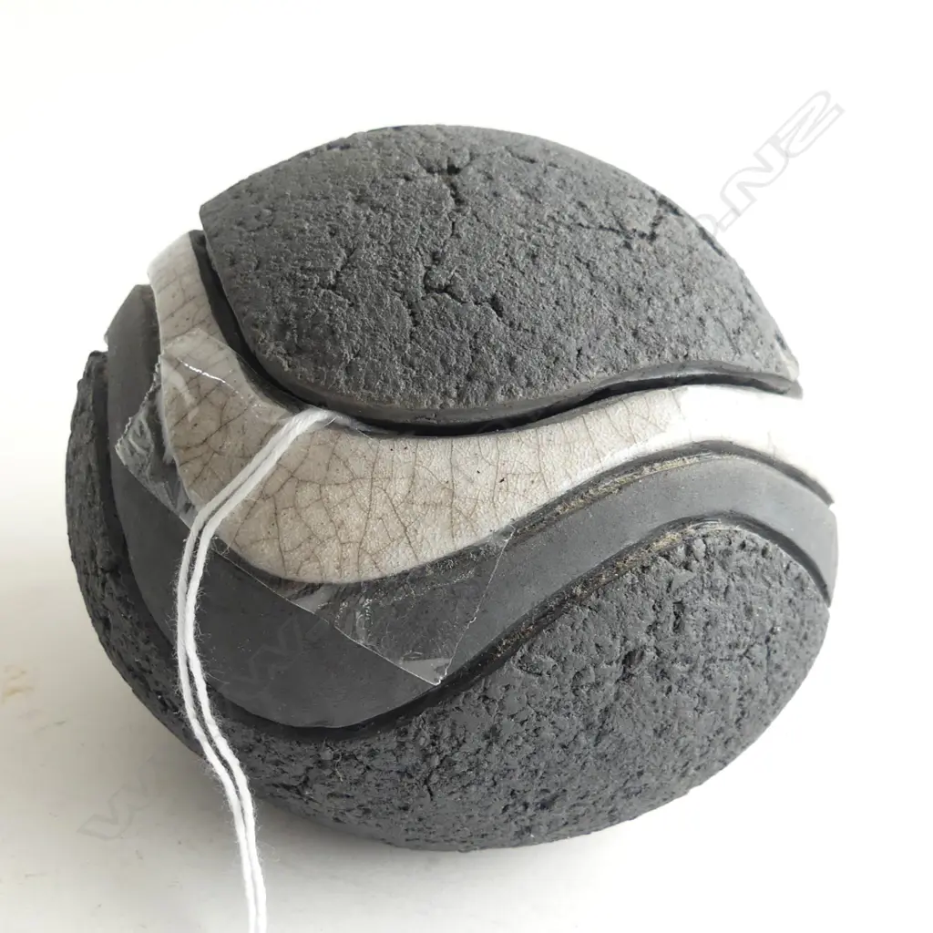 RICK RUDD LIDDED POTTERY CONTAINER 100mm dia Image 1++
