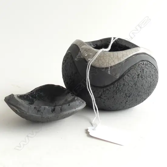 RICK RUDD LIDDED POTTERY CONTAINER 100mm dia