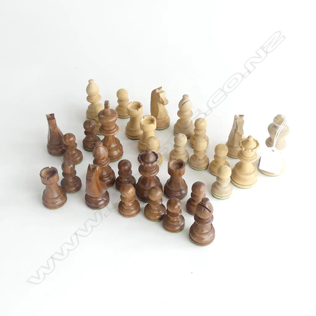 CARVED WOODEN CHESS SET Image 1++