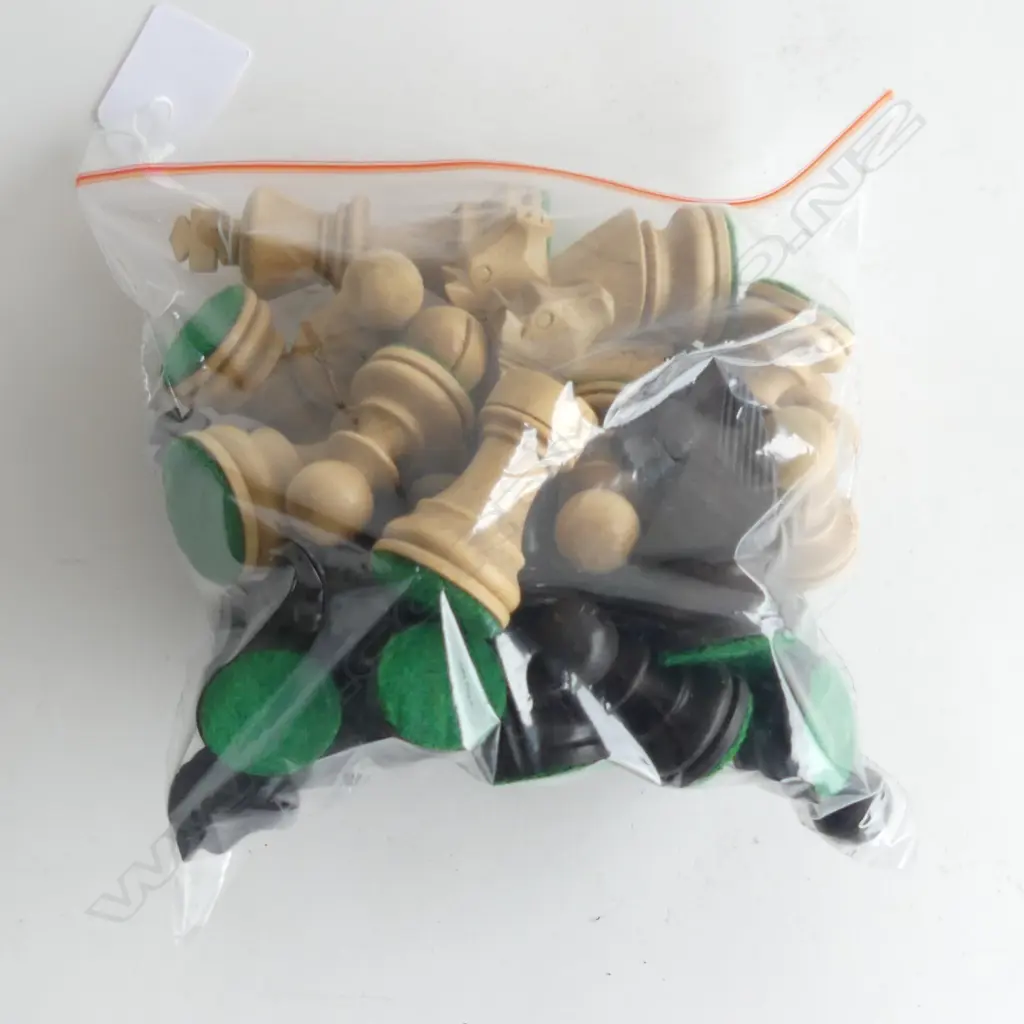 CARVED WOODEN CHESS SET Image 1++