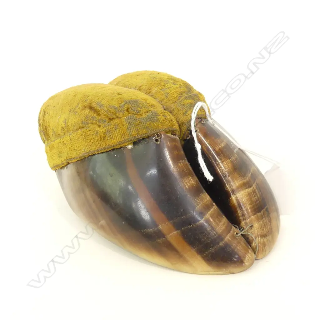 VINTAGE LGE ANIMAL HOOF PIN CUSHION GREEN VELVET Image 1++