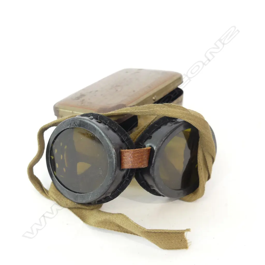 WW11 GOGGLES IN ORIGINAL TIN Image 1++