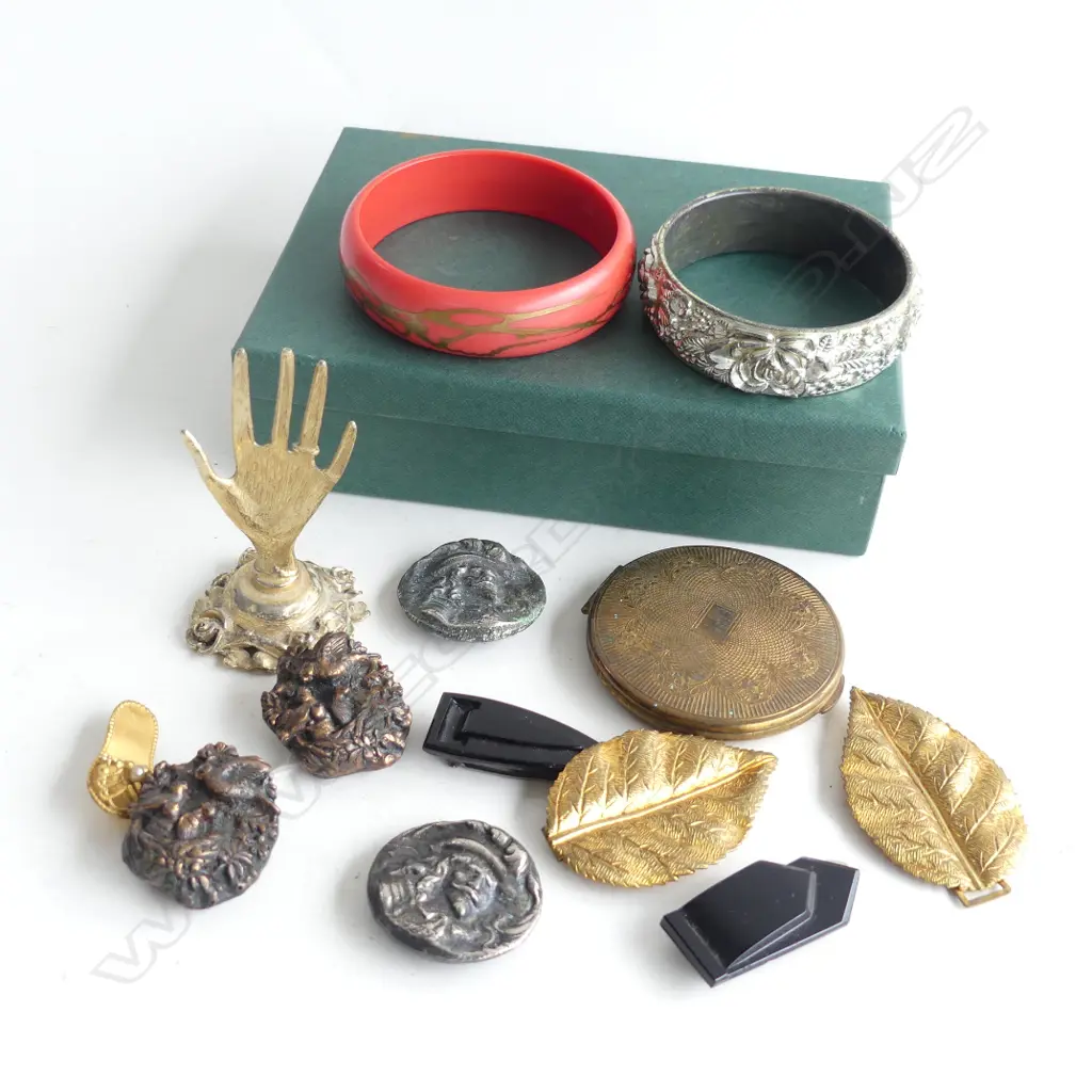 SMALL BOX OF VINTAGE CLIPS, BUTTONS, COMPACT, ETC Image 1++
