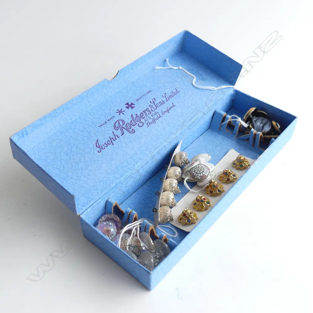6 SETS OF VINTAGE GLASS & METAL BUTTONS Image 1++