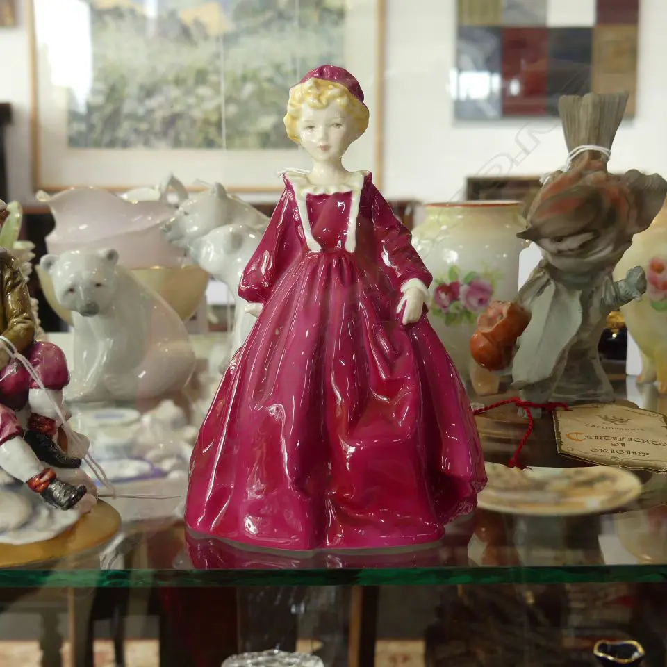 ROYAL WORCESTER FIGURINE 'GRANDMOTHER'S DRESS' H. 170MM Image 1++
