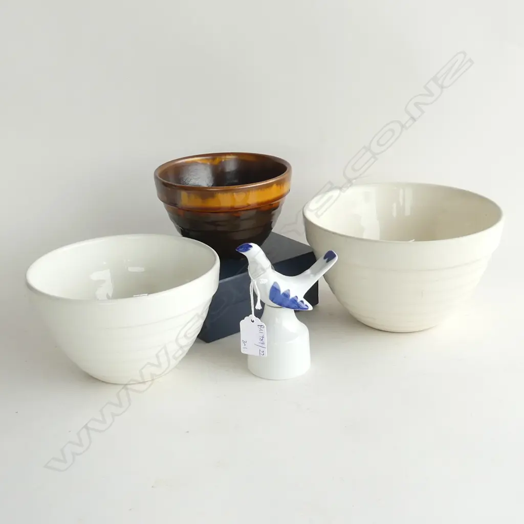 3 SML CROWN LYNN 'BEEHIVE' MIXING BOWLS 190mm dia + ROYAL WORCESTER BIRD PIE FUNNEL Image 1++