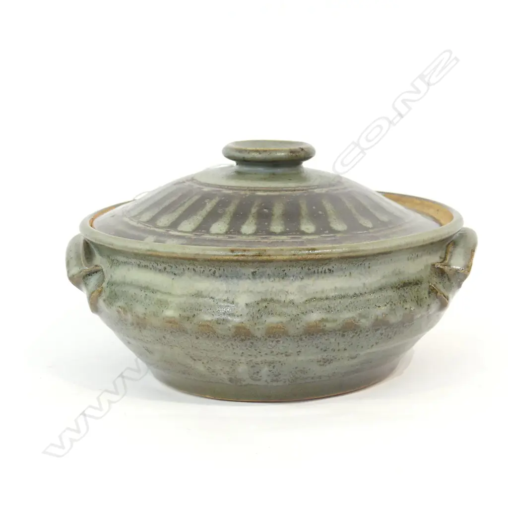 PETER STICHBURY LIDDED CASSEROLE 240mm dia Image 1++