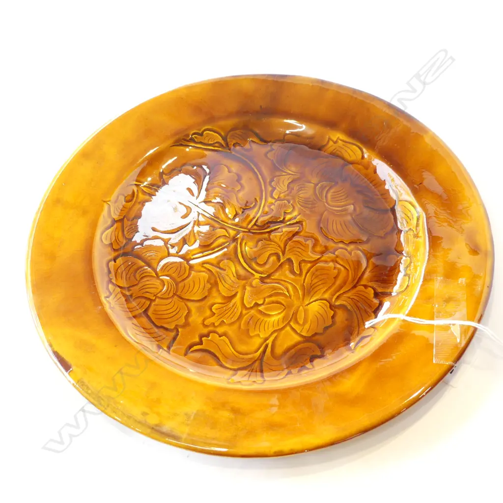 WAILIN ELLIOTT ROUND PLATE, CARVED FLORAL DESIGN W.295mm Image 1++