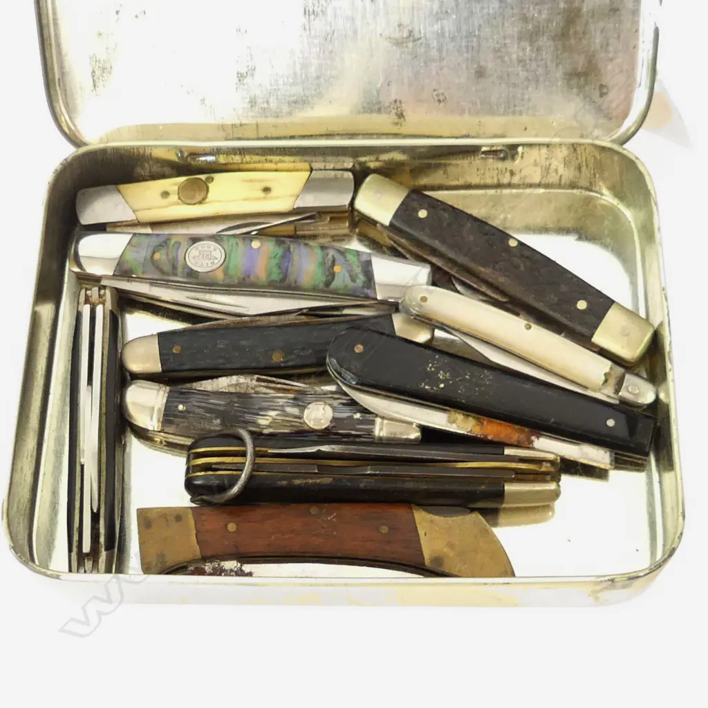 10 ASST OLD POCKET KNIVES IN VINTAGE CHOCOLATE TIN Image 1++