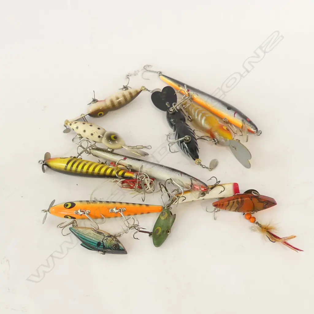 BOX VINTAGE AMERICAN FISHING LURES Image 1++